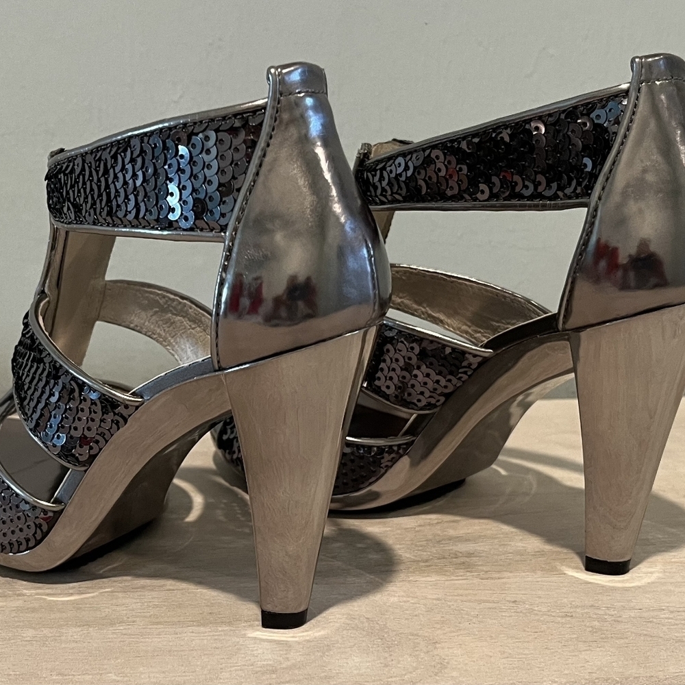 Michael Kors Berkley T-Strap in Gunmetal Sequins. Size 5M Like New Condi… - Picture 3 of 16